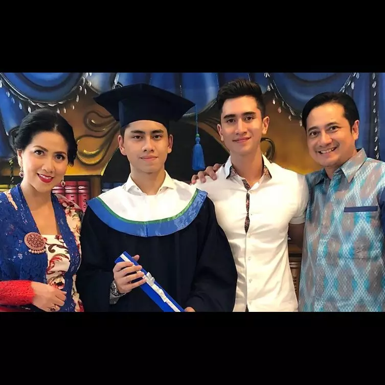 Dihadiri kedua orangtuanya, ini 10 momen wisuda adik Verrell Bramasta