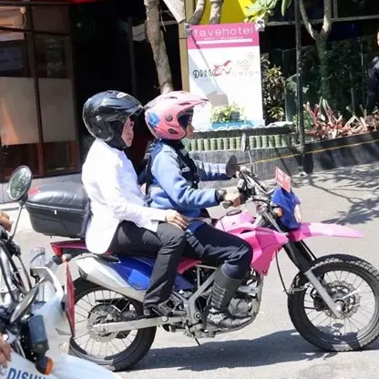 6 Aksi Wali Kota Risma patroli naik motor pantau keamanan usai teror 