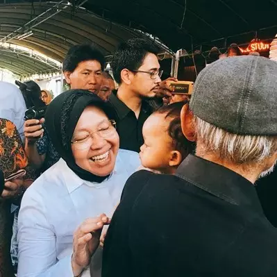 Ucapan Risma berkali-kali menguatkan hati anaknya korban bom ini haru