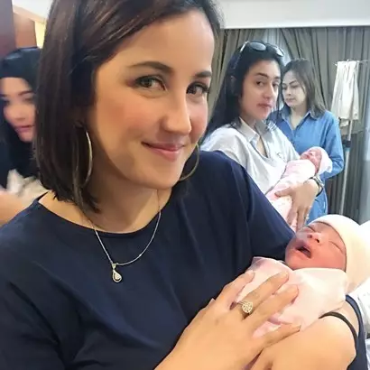 Andi Soraya pamer Steve Emmanuel gendong anaknya, tampak telaten