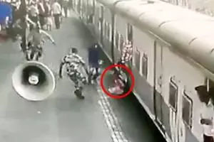 Detik-detik bocah terseret kereta ini ngeri banget, hampir terlindas