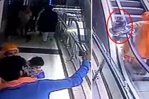 Ngeri, bocah ini tewas jatuh dari eskalator akibat ibunya sibuk selfie