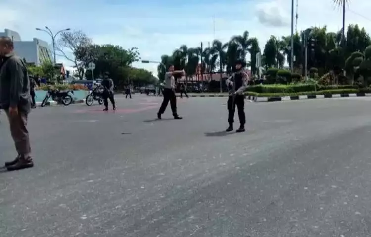 Ini kesaksian 2 wartawan yang ditabrak mobil teroris di Mapolda Riau