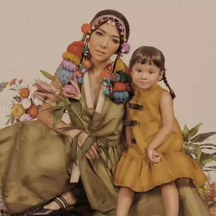 8 Gaya pemotretan vintage Gisella Anastasia dan Gempi, bak lukisan