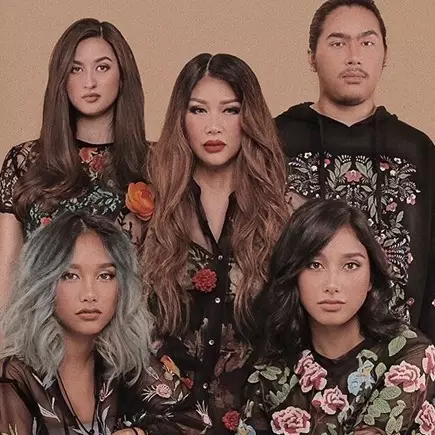 Bak teman sebaya, ini 10 potret kompak Titi DJ bersama ke-4 anaknya