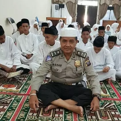 5 Fakta keseharian Ipda Auzar, rajin dhuha hingga asuh 500 anak yatim