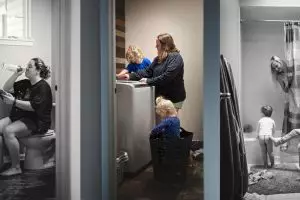 10 Potret gambarkan betapa 'rempongnya' seorang ibu saat mengurus anak