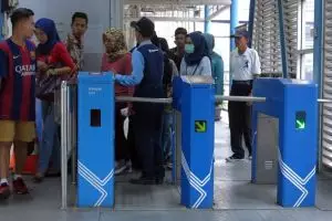 Ngabuburit bareng Fatin dan The Overtunes di halte TransJakarta  