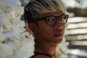 Kunjungi makam anak laki-lakinya, begini momen haru Aming 