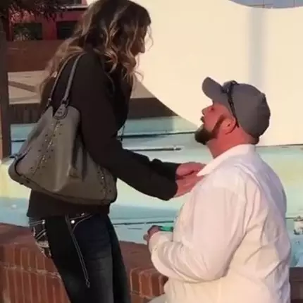 Aksi bocah pipis di video lamaran ibunya ini bikin gagal romantis