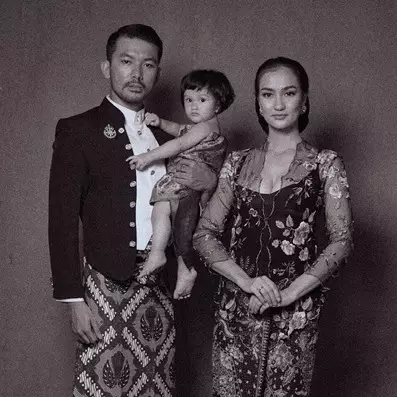 10 Gaya foto keluarga Rio Dewanto dengan beragam konsep, kece maksimal