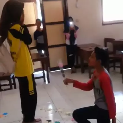 Viral video bocah SMP 'nembak' cewek , teman sekelas histeris