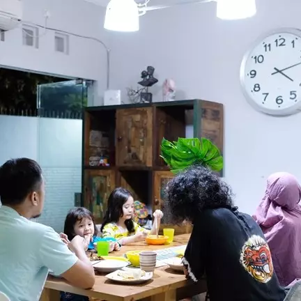 Mulai puasa Ramadan, ini menu sahur hari pertama 5 keluarga selebriti