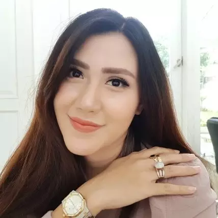 Kenakan mukena dengan full makeup, Rey Utami tuai banyak cibiran