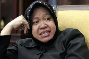 5 Aksi detik-detik Risma mendadak sujud di hadapan takmir masjid