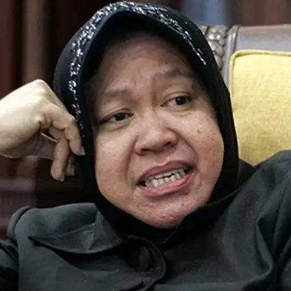 5 Aksi detik-detik Risma mendadak sujud di hadapan takmir masjid