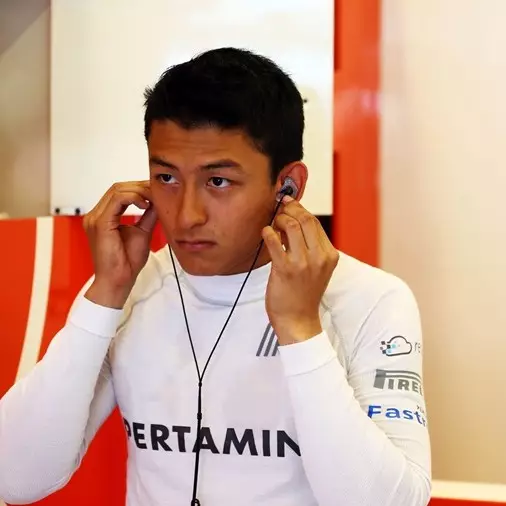 10 Gaya santai Rio Haryanto di luar sirkuit, hobi mancing di laut lho