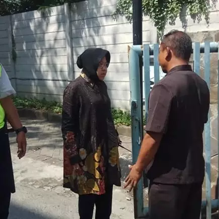 Perjuangan Risma beri rasa aman ke warganya, didatangi satu per satu