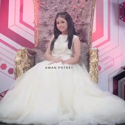 Anggun bak princess, ini 10 Gaya Putri D'Academy saat pakai long dress