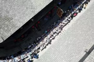 10 Potret meriahnya ribuan orang makan di meja sepanjang 2.000 meter