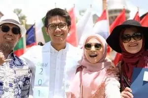 Lulus SMA, ini 10 foto wisuda seru Iqbaal Ramadhan di Amerika Serikat
