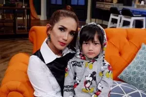 Hadiri wisuda sang anak, penampilan Ussy Sulistiawaty ini dikritik