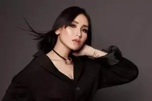 Foto pakai mukena di depan cermin, Ayu Ting Ting tuai cibiran pedas
