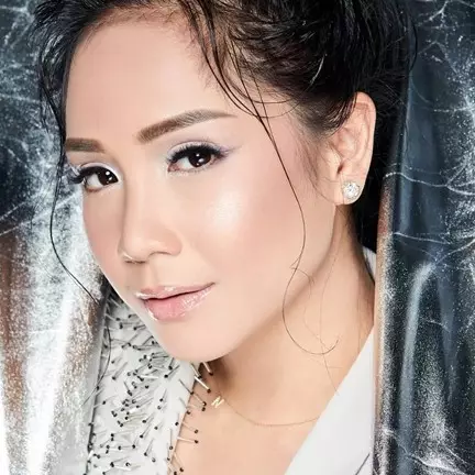 Biasa tampil full makeup, ini 8 penampilan natural Nagita Slavina