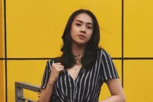 Pose pakai dress putih di pantai, Anya Geraldine malah panen cibiran