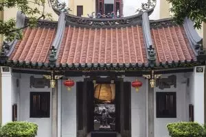 Bangunan klenteng ini tampak biasa, isinya penuh dengan kejutan