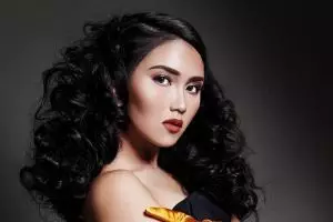 Selfie dalam berbagai pose, Ayu Ting Ting disebut mirip Via Vallen