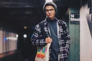 Beredar foto Iqbaal cium cewek bule, respons warganet mengejutkan