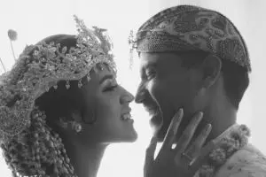 Masih suka canggung foto berdua, ini yang dilakukan Hamish dan Raisa