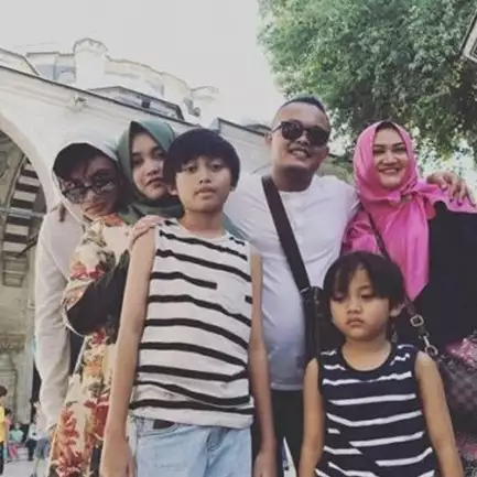 Rumah tangga terancam retak, 5 seleb ini jalani Ramadan tanpa pasangan