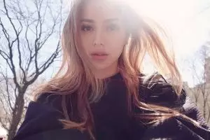 Pose seksi pakai lingerie saat dipotret anaknya, Jedar panen hujatan