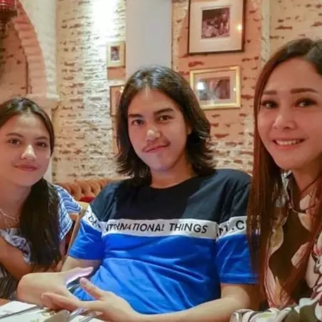 Liburan tanpa El, Maia Estianty sebut Marsha Aruan anak perempuannya?