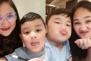 8 Gaya Aditya Manilkara anak bungsu Wendi Cagur, gantengnya kebangetan