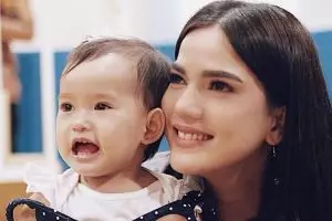 Kompak kenakan hijab, Alice Norin & putrinya panen pujian