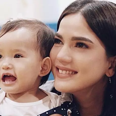 Kompak kenakan hijab, Alice Norin &amp; putrinya panen pujian