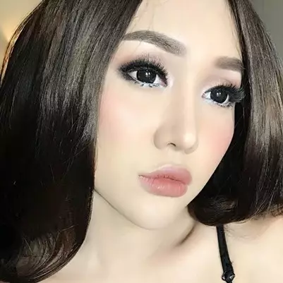 Pamer jalan bak model, Lucinta Luna &amp; Millendaru tuai cibiran pedas