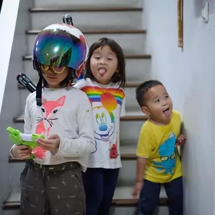 Jarak usia berdekatan, ini 8 momen kompak tiga anak Zaskia Adya Mecca