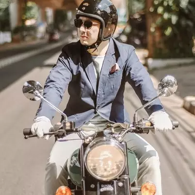 10 Gaya OOTD Omesh saat kendarai motor gede, gahar banget