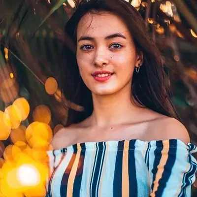 11 Gaya Mawar Eva pamer pundak, lawan main Iqbaal di film Bumi Manusia