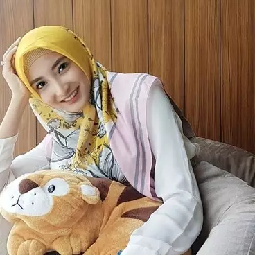 10 Penampilan terbaru Chaca Thakya, makin memesona dengan hijabnya