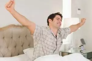 Begini 4 tips jitu membangunkan pasangan saat sahur tiba