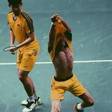 Kalahkan Hendra/Ahsan, atlet China selebrasi buka kausnya bikin ngakak