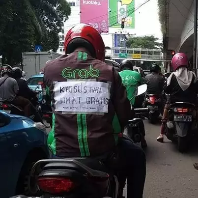 12 Potret kebaikan sopir ojek online dan penumpang saat Ramadan