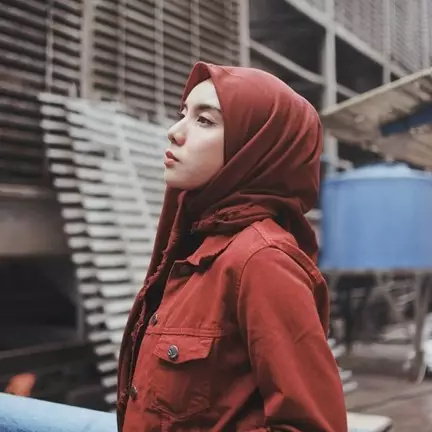 10 Pesona Riska Ariyanti, hijaber cantik anggota manajemen Awkarin