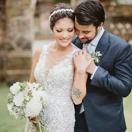 Sudah sah, ini 10 momen haru pernikahan Aline Adita dan suami bulenya