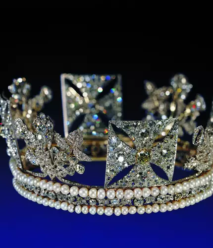 5 Fakta mahkota pengantin wanita kerajaan Inggris, usia ratusan tahun